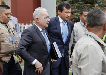 Uribe, antes de declarar en la Fiscalía colombiana: «Acudo a decir que no he sido asesino»