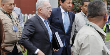 Uribe, antes de declarar en la Fiscalía colombiana: «Acudo a decir que no he sido asesino»