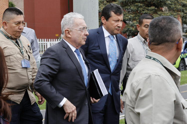 El expresidente de Colombia Álvaro Uribe Vélez (c-i) (2002-2010) llega acompañado de su abogado Jaime Lombana (c-d), a la Fiscalía General de la Nación este viernes, en Bogotá (Colombia). EFE/Mauricio Dueñas Castañeda