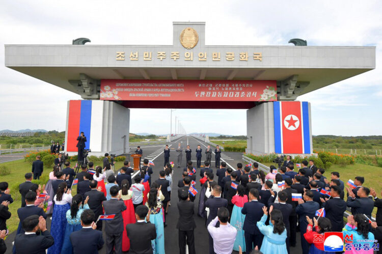 (Archivo) COREA DEL NORTE, 07/09/2026.- Fotografía cedida por la Agencia de noticias de Corea del Norte KCNA que muestra la apertura de un puente que por primera vez une a los países de Rusia y Corea del Norte en medio del fortalecimiento de sus relaciones económicas y militares. EFE/ KCNA /SOLO USO EDITORIAL/ NO VENTAS/ SOLO DISPONIBLE PARA ILUSTRAR LA NOTICIA QUE ACOMPAÑA (CRÉDITO OBLIGATORIO)