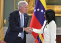 Delcy Rodríguez dice que la Venezuela petrolera ayudará a equilibrar la economía mundial