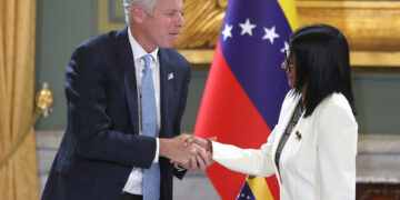 Delcy Rodríguez dice que la Venezuela petrolera ayudará a equilibrar la economía mundial