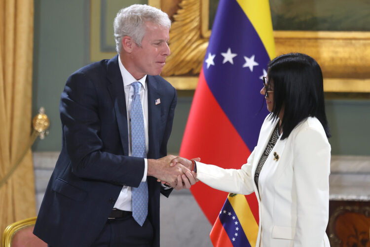 La presidenta encargada de Venezuela, Delcy Rodríguez (d), fue captada el pasado 2 de septiembre al saludar al secretario de Energía de Estados Unidos, Chris Wright, durante una reunión en Caracas (Venezuela). EFE/Ronald Peña