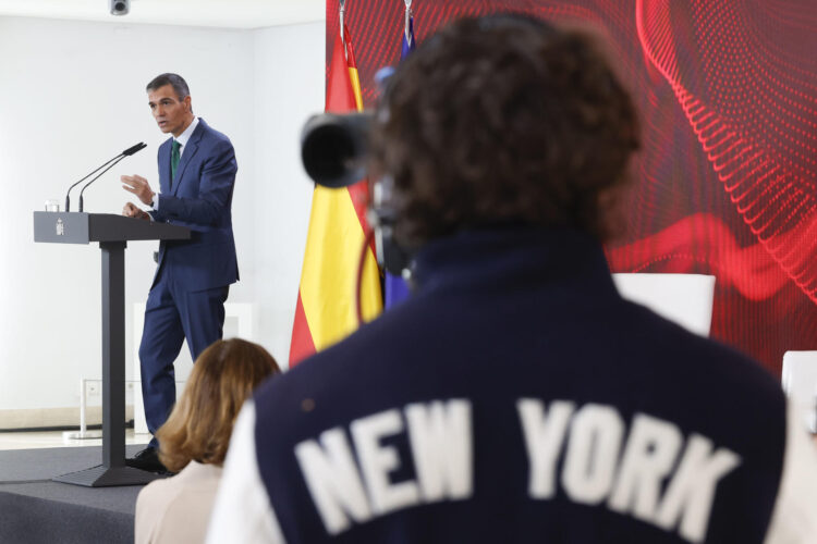 El presidente del Gobierno español, Pedro Sánchez (i), fue captado este 21 de septiembre, durante la presentación de IA360: plan para un despliegue responsable de la IA', en Madrid (España). EFE/Javier Lizón