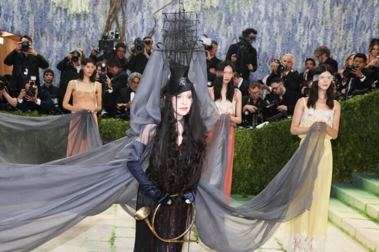 Fotografía de archivo, tomada el pasado 4 de mayo, en la que se captó a la legendaria cantante, actriz y compositora estadounidense Madonna (c-i) al posar en la alfombra roja de la Gala Met 2026, en Nueva York (NY, EE.UU.) EFE/Sarah Yenesel