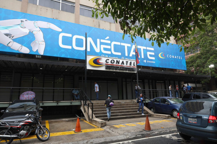 Un grupo de personas fue captado este 17 de septiembre al caminar frente a la sede principal de la Comisión Nacional de Telecomunicaciones (CONATEL), en Caracas (Venezuela). EFE/Miguel Gutiérrez