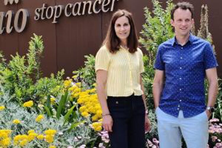Un equipo internacional de investigadores ha logrado identificar ocho procesos celulares defectuosos que explican el daño genético responsable del 85 por ciento de los casos de cáncer de próstata.En la imagen, Barbara Hernando y Geoff Macintyre, científicos del Centro Nacional de Investigaciones Oncológicas (CNIO). Imagen cedida por el CNIO