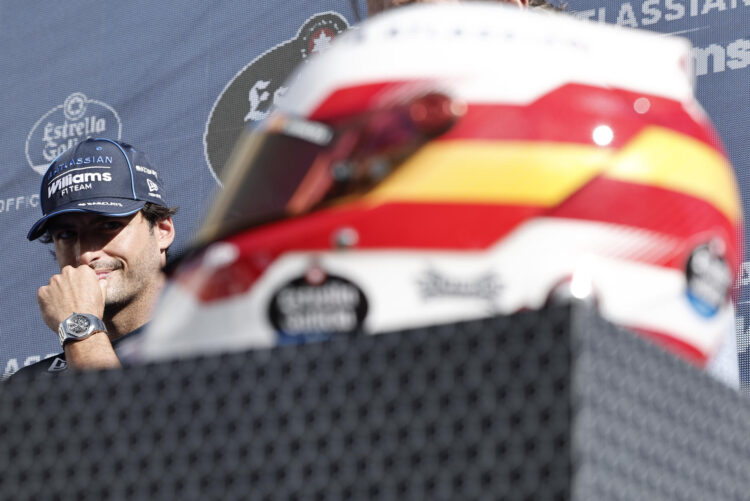 El español Carlos Sainz (Williams) (i) observa el casco que lucirá el fin de semana en el Gran Premio de España que se celebra en Madrid este miércoles en el trascurso de un evento organizado por uno de sus patrocinadores, Estrella Galicia que tuvo lugar en la madrileña plaza de Callao, donde, posteriormente a su encuentro con los medios de información tuvo otro con los aficionados. EFE/ Sergio Pérez