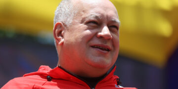 Diosdado Cabello defiende el viaje de Delcy Rodríguez a EE.UU. y recuerda a Nicolás Maduro