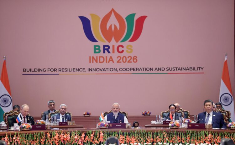 El presidente chino, Xi Jinping (d); el primer ministro indio, Narendra Modi (c), y el presidente ruso, Vladímir Putin (i), durante la sesión titulada "Resiliencia, innovación, cooperación y sostenibilidad: dando forma al futuro para un crecimiento global inclusivo", en el marco de la 18.ª Cumbre de Líderes de los BRICS celebrada en Nueva Delhi (India) el 13 de septiembre de 2026. EFE/EPA/INDIA'S MINISTRY OF EXTERNAL AFFAIRS / HANDOUT HANDOUT EDITORIAL USE ONLY/NO SALES
