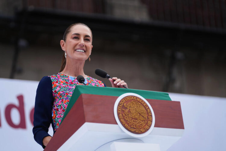 Fotografía cedida por el Gobierno de la Ciudad de México, de la mandataria mexicana, Claudia Sheinbaum, hablando durante un acto protocolario en el Zócalo de la Ciudad de México (México). EFE/ Gobierno de la Ciudad de México /SOLO USO EDITORIAL/NO VENTAS/SOLO DISPONIBLE PARA ILUSTRAR LA NOTICIA QUE ACOMPAÑA (CRÉDITO OBLIGATORIO)