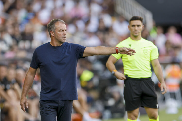 Foto de archivo del entrenador del Barcelona Hans-Dieter Flick, durante el partido de la jornada 4 de LaLiga entre Valencia y Barcelona, el domingo en el estadio de Mestalla.EFE/ Kai Forsterling