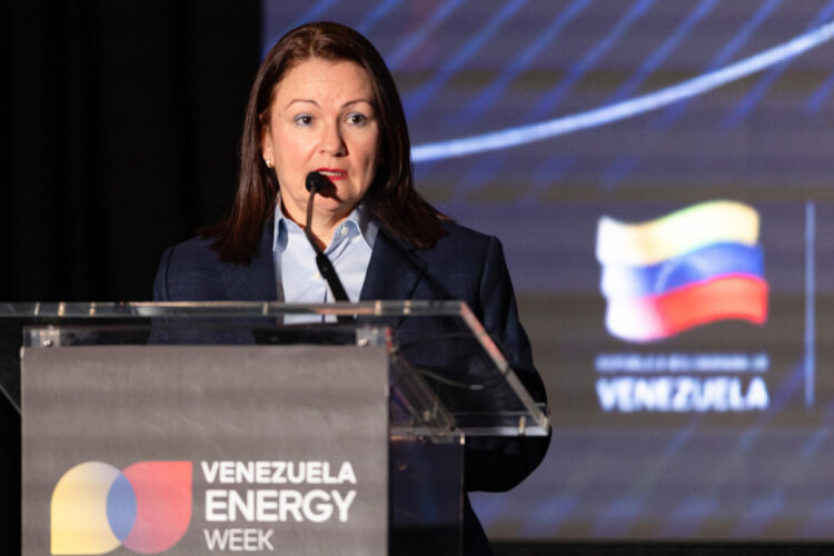 Fotografía de archivo, tomada el pasado 18 de agosto, en la que se captó a la ministra venezolana de Hidrocarburos, Paula Henao, durante el evento Venezuela Energy Week, en Houston (TX, EE.UU.). EFE/Carlos Ramírez