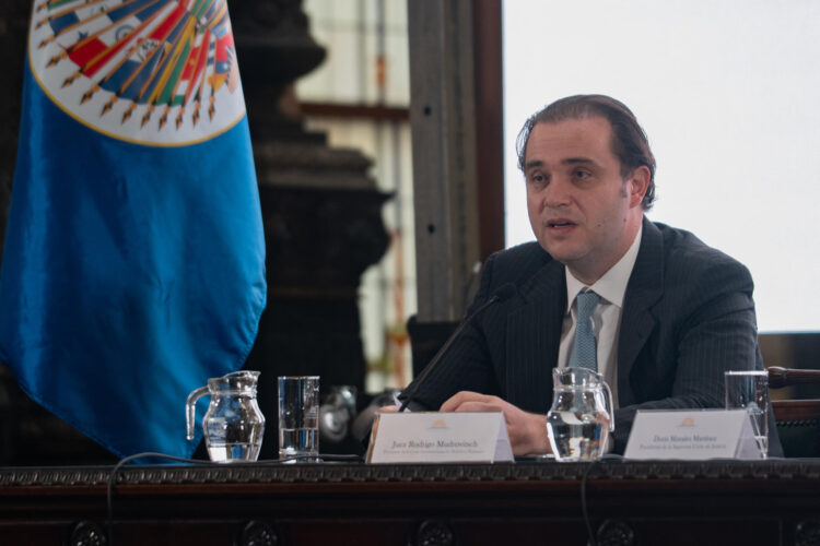 El presidente de la Corte Interamericana de Derechos Humanos (Corte IDH), Rodrigo Mudrovitsch, habla en una sesión en el Palacio Legislativo, en Montevideo (Uruguay). EFE/ Diego Lafalche