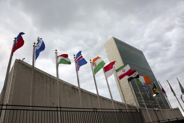 Vista de varias banderas de países durante la Asamblea General de la ONU. EFE/SARAH YENESEL