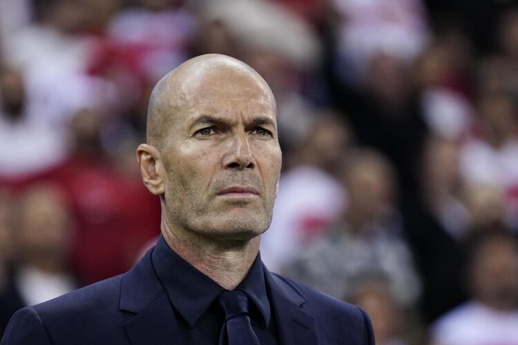 El inicio de una nueva era de Francia, con Zinedine Zidane en el banquillo como nuevo seleccionador (en la imagen), comenzó con una victoria, laboriosa, trabajada, ante Turquía (0-1) y con una preocupante lesión de su goleador y capitán, Kylian Mbappe. EFE/EPA/STRINGER