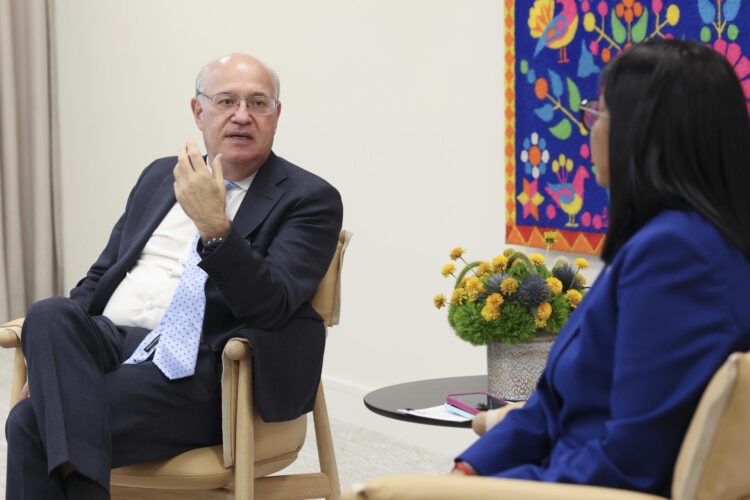Fotografía cedida este 21 de septiembre por Prensa de Miraflores en la que se captó a la presidenta encargada de Venezuela, Delcy Rodriguez (d), durante una reunión con el presidente del Banco Interamericano de Desarrollo (BID), Ilan Goldfajn, en Nueva York (Estados Unidos). EFE/Prensa de Miraflores
SOLO USO EDITORIAL / NO VENTAS / (CRÉDITO OBLIGATORIO)