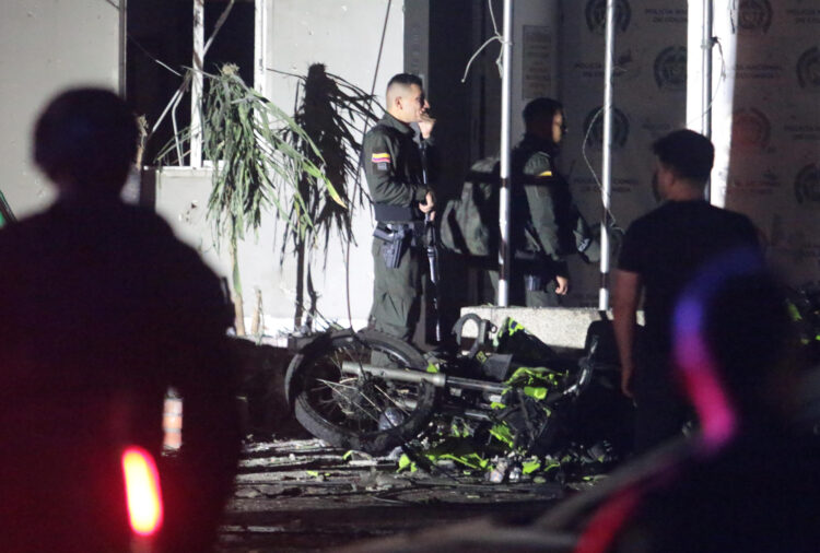 Policías e investigadores inspeccionan la estación de policía luego de que un coche bomba fuera detonado la noche de este martes en Los Patios (Colombia). El atentado dejó en llamas la estación policial y provocó el pánico entre los habitantes del sector, según constató EFE en la zona, que quedó sin luz tras el ataque. EFE/Mario Caicedo