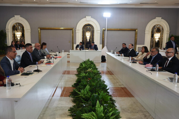 El presidente del Parlamento de Venezuela, el oficialista Jorge Rodríguez (3-i), y la exdiputada y expresidenta de la Asamblea Nacional de Venezuela (2015) y líder opositora, Dinorah Figuera (3-d), fueron captados este 17 de septiembre al encabezar el inicio del segundo ciclo de conversaciones promovidas por EE.UU., en Caracas (Venezuela). EFE/Miguel Gutiérrez