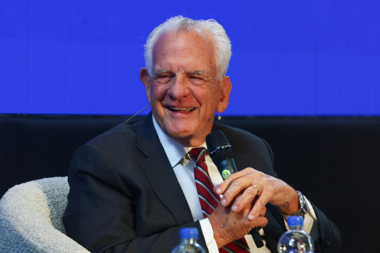 El panameño Stanley Motta, considerado uno de los empresarios más ricos de Centroamérica, habla durante un encuentro de la calificadora de riesgo Moody's, este martes en Ciudad de Panamá (Panamá). EFE/ Carlos Lemos