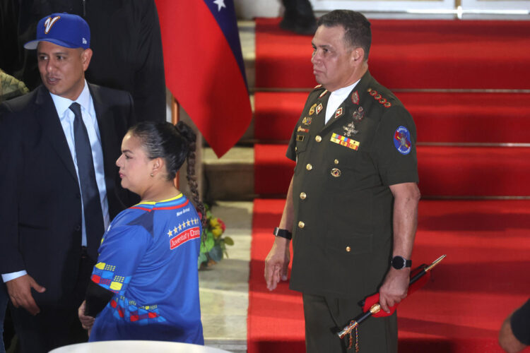 Fotografía de archivo del ministro de Defensa de Venezuela, el general en jefe del Ejército de Venezuela Gustavo González López (d), en el Palacio de Miraflores en Caracas (Venezuela). EFE/ Miguel Gutiérrez