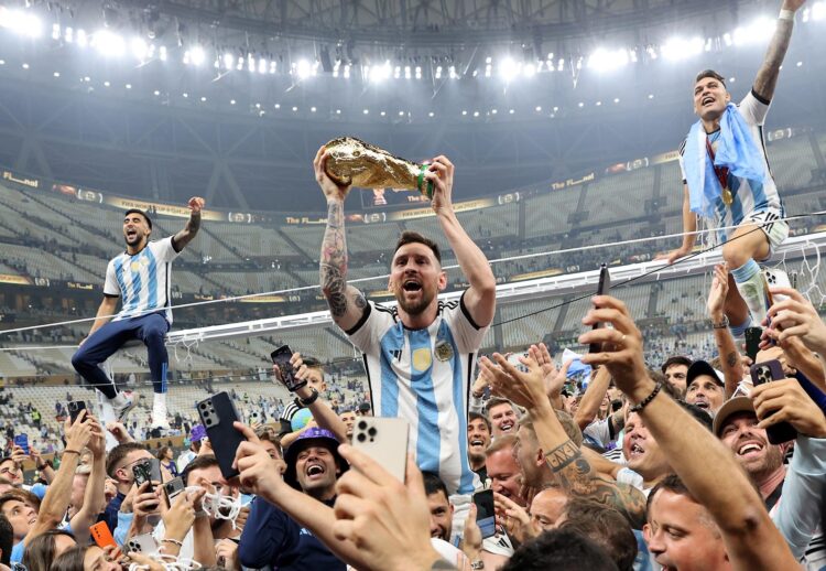 Lionel Messi, capitán de Argentina, con la copa del mundo ganada en el Mundial de Catar 2022. EFE/EPA/TOLGA BOZOGLU