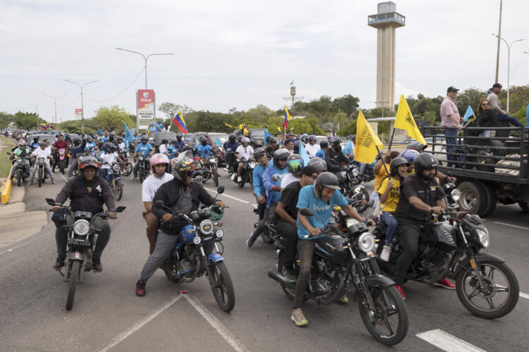 Personas participan en una caravana en apoyo a la líder y premio nobel de la paz 2025, María Corina Machado, este domingo en Maracaibo (Venezuela). EFE/ Edgar Frias