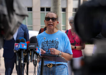 Venezolanos critican que Trump reciba a Delcy Rodríguez mientras los deporta en Florida