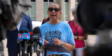 Venezolanos critican que Trump reciba a Delcy Rodríguez mientras los deporta en Florida