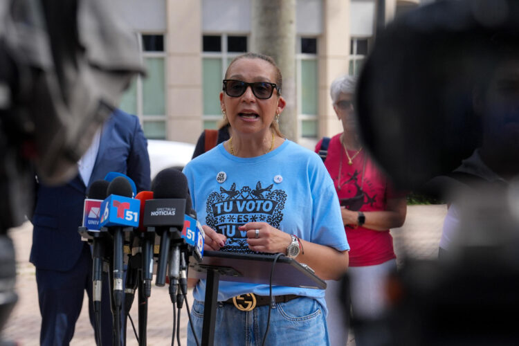 La directora ejecutiva del Venezuelan American Caucus (VAC), Adelys Ferro, habla en una rueda de prensa este martes, en Doral, Miami (Estados Unidos). EFE/ Alberto Boal