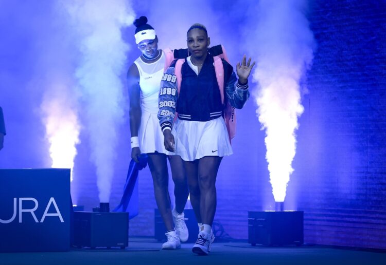 Serena (d) y Venus Williams (i) hacen su entrada para el partido de dobles ante Hao-Ching Chan y Maya Joint en el estadio Arthur Ashe de Nueva York. EFE/EPA/CRISTOBAL HERRERA-ULASHKEVICH