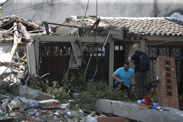 Personas observan este miércoles una edificación afectada por el terremoto del pasado 10 de agosto de magnitud 7.4, en Cali (Colombia). EFE/ Ernesto Guzmán