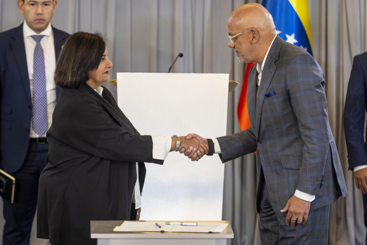 Fotografía de archivo del 12 de agosto de 2026 que muestra a la exdiputada y expresidenta de la Asamblea Nacional de Venezuela (2015), Dinorah Figuera (i), saludando al presidente del Parlamento de Venezuela, Jorge Rodríguez, durante la última sesión de la mesa de diálogo en Caracas (Venezuela). EFE/ Miguel Gutiérrez ARCHIVO