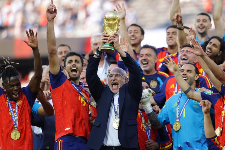 Imagen de archivo de Luis de la Fuente celebrando el título mundial conseguido por la selección española. EFE/EPA/CHRISTOPHER NEUNDORF