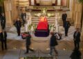 Cientos de noruegos comienzan a desfilar por la capilla ardiente del rey Harald V