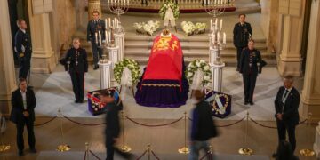 Cientos de noruegos comienzan a desfilar por la capilla ardiente del rey Harald V