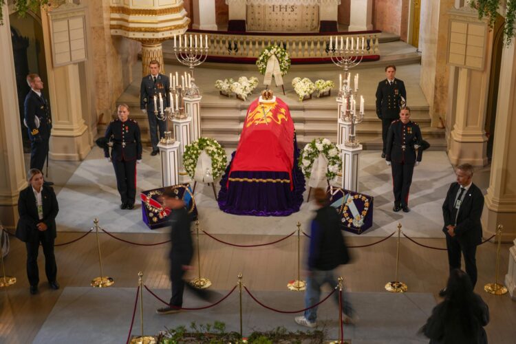 Miembros del público desfilan ante el féretro del difunto Rey Harald V de Noruega durante la capilla ardiente oficial dentro de la Capilla del Palacio en el Palacio Real de Oslo, Noruega, 01 de septiembre de 2026. La visita del público comenzó a las 14:00 hora local, permitiendo a los ciudadanos rendir sus últimos respetos al monarca tras su fallecimiento el 28 de agosto a la edad de 89 años. (Noruega) EFE/EPA/FREDRIK VARFJELL / POOL NORWAY OUT