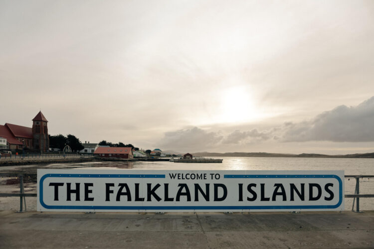 Fotografía del 13 de septiembre de 2026 de un cartel The Falkland Island en Puerto Argentino/Stanleyen en Islas Malvinas (Argentina). EFE/ Juan Ignacio Roncoroni