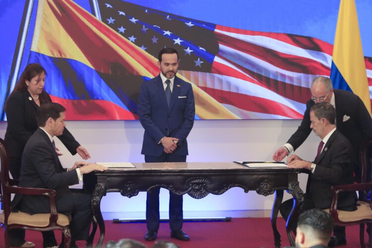 El presidente de Colombia, Abelardo de la Espriella (c), acompaña al secretario de Estado de EE.UU., Marco Rubio (i), y al ministro de Exteriores de Colombia, Omar Bula Escobar, durante la firma de los "acuerdos de Barranquilla", en Barranquilla (Colombia). EFE/ Ricardo Maldonado Rozo