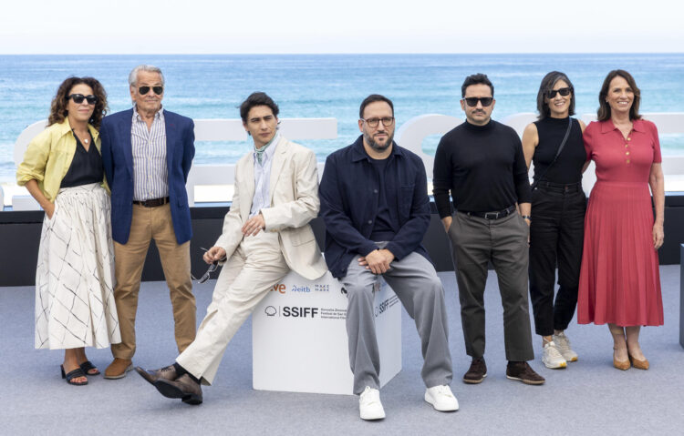 - El director y guionista Carlos Torres (c), los productores Juan Antonio Bayona (3d), Belén Atienza y Sandra Hermida (i), el actor Enzo Vogrincic (3i), el supervivientes Eduardo Strauch (2i), y la hermana de un fallecido, Stella Pérez del Castillo (d), este miércoles en el Festival de Cine de San Sebastián, donde ha presentado 'Más allá de la sociedad', que compite en la sección oficial de la 74 edición del certamen. EFE/ Javier Etxezarreta