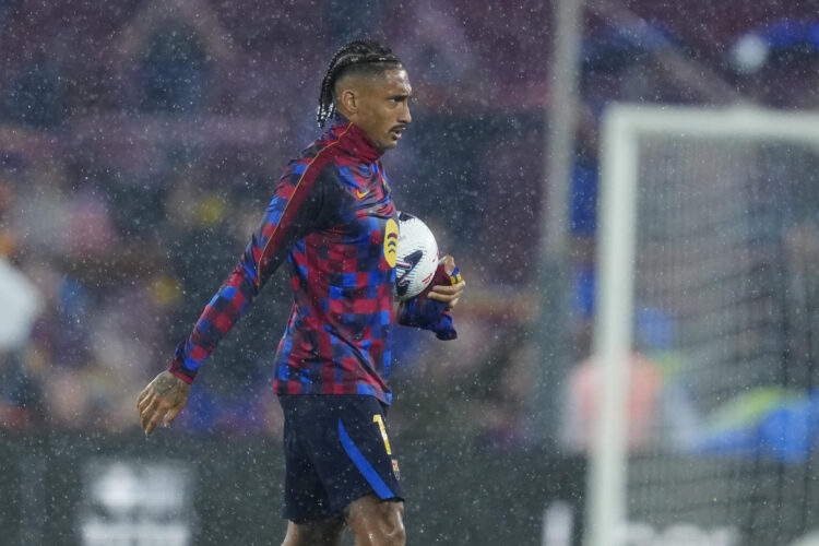 El delantero del Barcelona Raphinha se lleva el balón tras marcar tres goles en el partido de la sexta jornada de LaLiga que FC Barcelona y Racing de Santander disputaron el pasado miércoles en el Camp Nou. EFE/Alejandro García