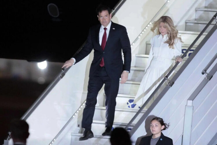 Fotografía cedida por la agencia Andina del secretario de Estado de EE.UU., Marco Rubio, junto a su esposa Jeanette Dousdebes Rubio, a su llegada a la última parada de la gira suramericana donde se reunirá con la presidenta de Perú, Keiko Fujimori, en Trujillo (Perú). EFE/ Vidal Tarqui