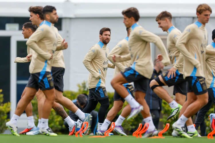 Fotografía de archivo del 3 de septiembre de 2025, en la que puede verse a Leo Messi, durante un entrenamiento con la selección argentina en el predio de la AFA en Ezeiza (provincia de Buenos Aires). EFE/Juan Ignacio Roncoroni