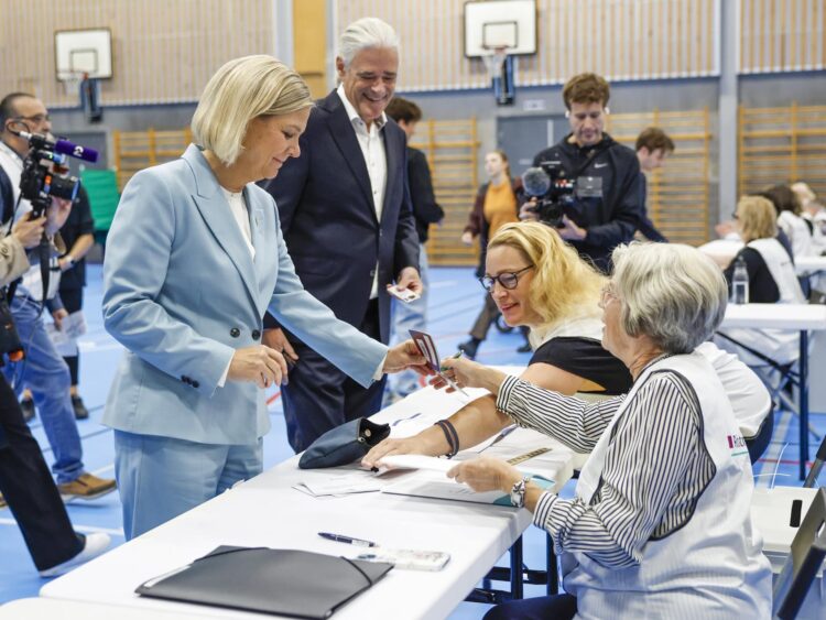 La líder del Partido Socialdemócrata de Suecia, Magdalena Andersson, y su marido, Richard Friberg, votan en un colegio electoral en Nacka, Suecia, el 13 de septiembre de 2026. EFE/EPA/Stefan Jerrevang SWEDEN OUT