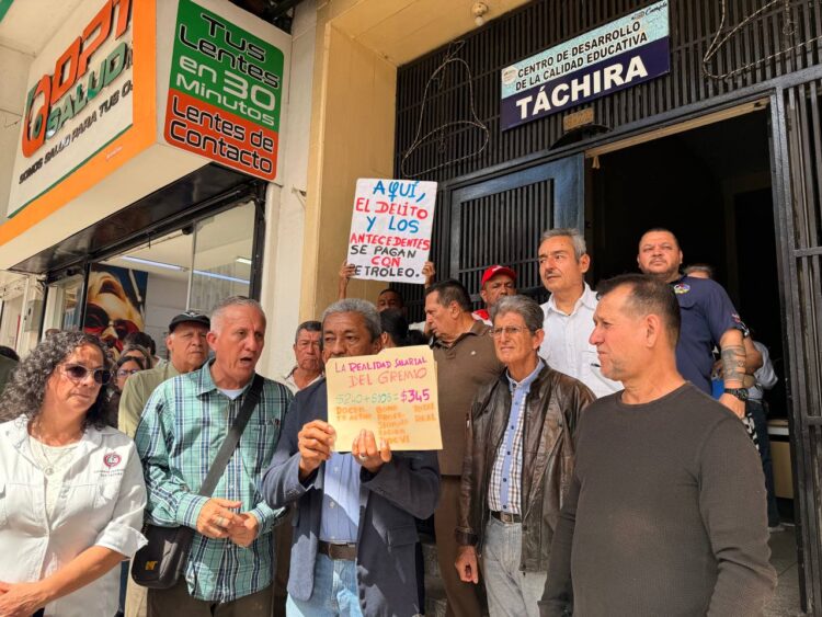 Representantes de la Coalición Sindical exigieron  respetar los derechos de los docentes. Foto: Mariana Duque