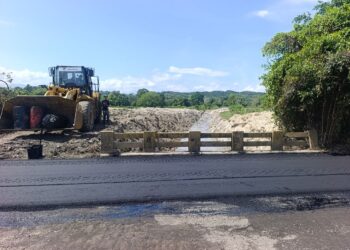 Dragaron caño y asfaltaron carretera Panamericana en sector Onia