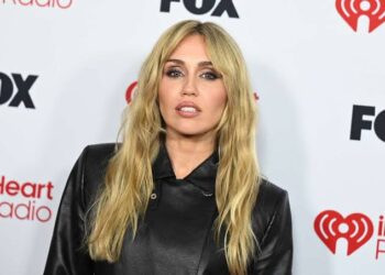 Miley Cyrus anunció el lanzamiento de Bass Persuades, el décimo álbum de su carrera