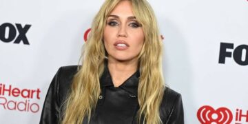 Miley Cyrus anunció el lanzamiento de Bass Persuades, el décimo álbum de su carrera