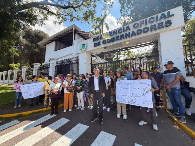 Educadores pensionados y jubilados de la Gobernación del Táchira piden ser atendidos como a los empresarios y ganaderos de la región. Foto: Mariana Duque