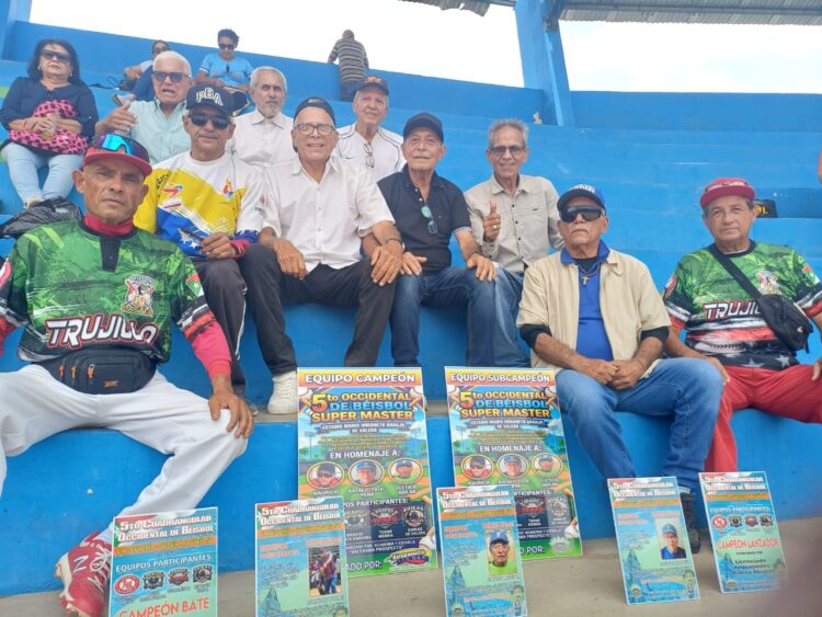 Posan los homenajeados  Mauricio Eleticio y Rafael "Tata" Peña, junto a la premiación antes del inicio del torneo.